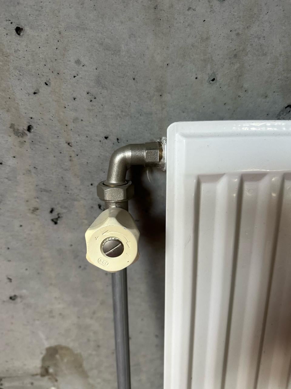Te koop zo goed als nieuwe radiator met aansluitingen en beugels
