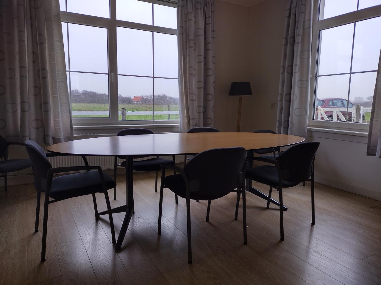 Grote vergadertafel met stoelen