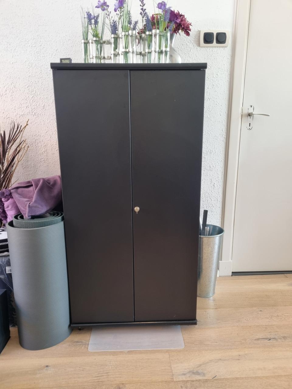 Computerkast zwart op wielen