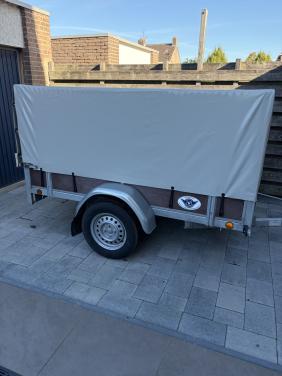Aanhanger met loofrekken en huif