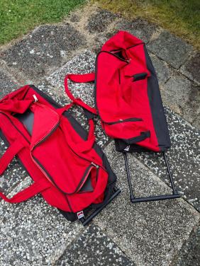 2 grote sport/weekend tassen met wieltjes