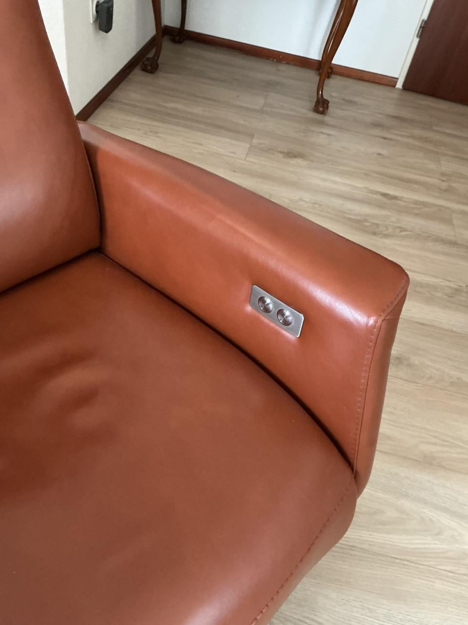 Prominent sta op stoel leder