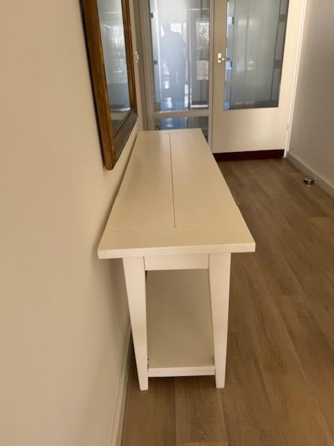 Wit houten sidetable