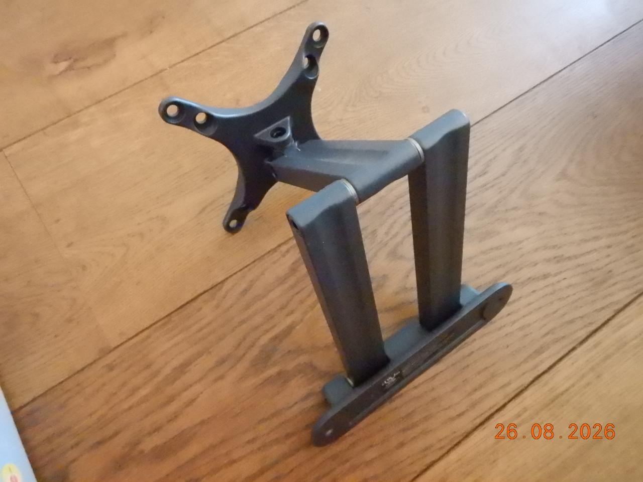 Kleine tv muursteun