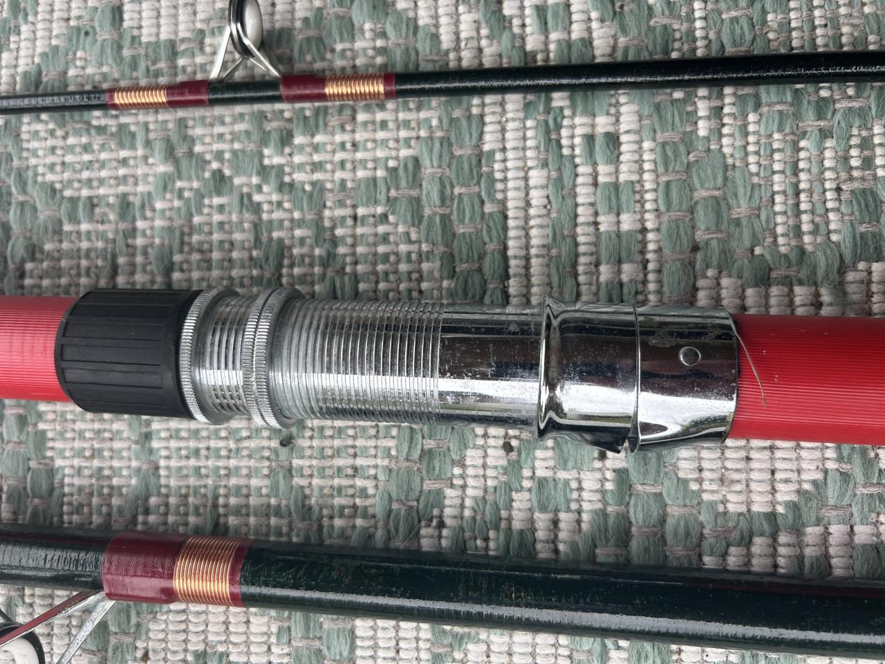 Te koop twee wat oudere zeehengels lang 390 cm in goede staat