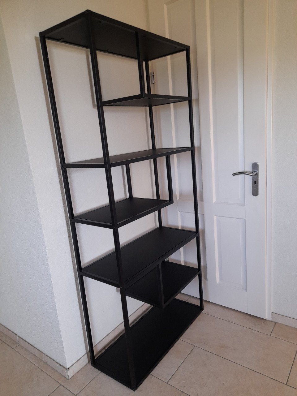 Zwart metalen wandrek met  houten plankjes (85 x 35 x 188H) z.g.a.n.