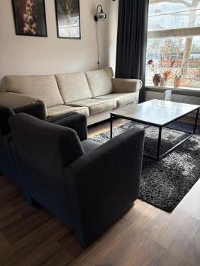 Bank + 2 fauteuils + salontafel + vloerkleed