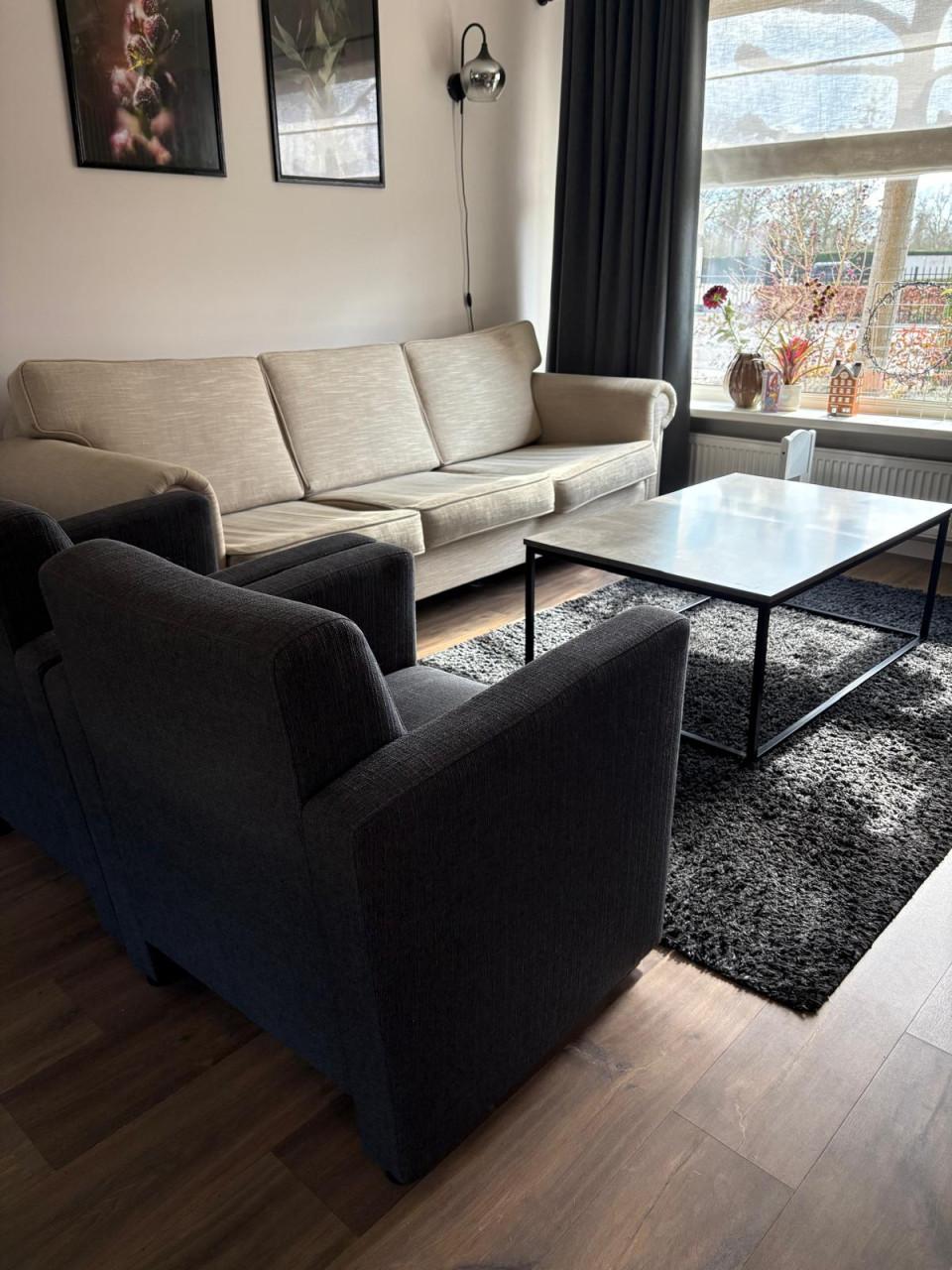 Bank + 2 fauteuils + salontafel + vloerkleed