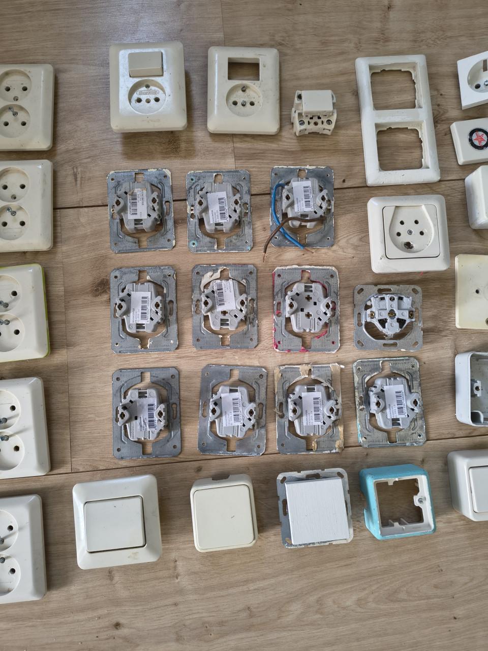 Partij Berker schakelmateriaal roomwit, crème. Stopcontacten.