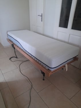 Elektrische verstelbare Lattenbodem op pootjes + matras (70 x 200)