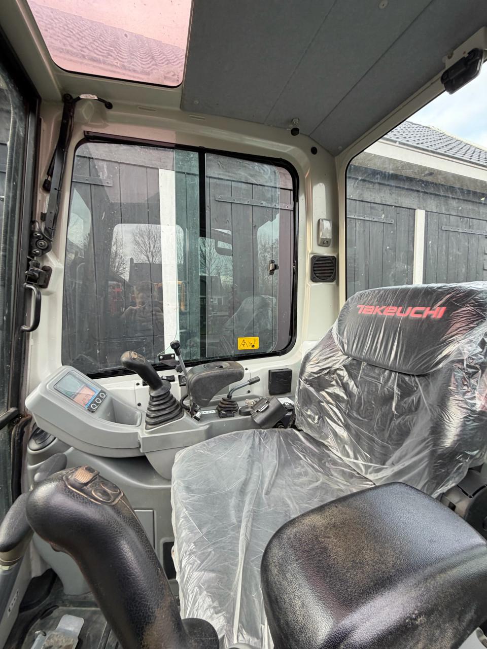 Takeuchi TB225 extra met 460 uur!!