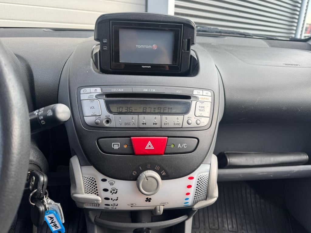 Toyota Aygo 1.0-12v aspiration green navigator