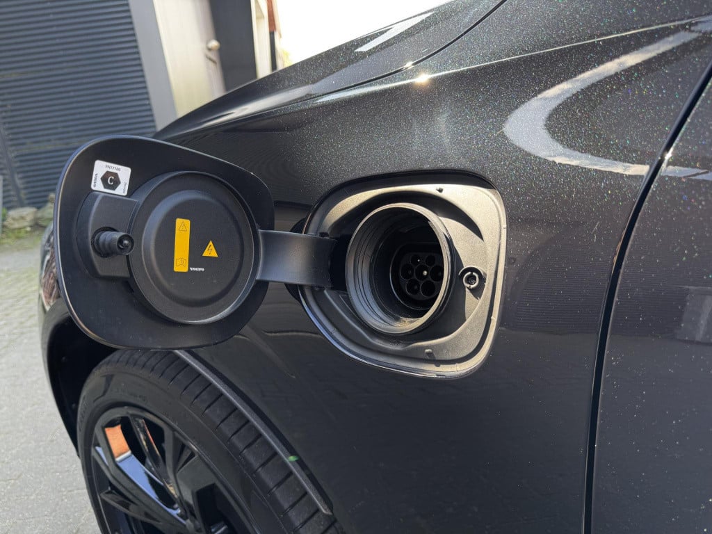 Volvo XC60 2.0 t6 plug-in hybrid awd plus black edition | trekhaak uitklapb