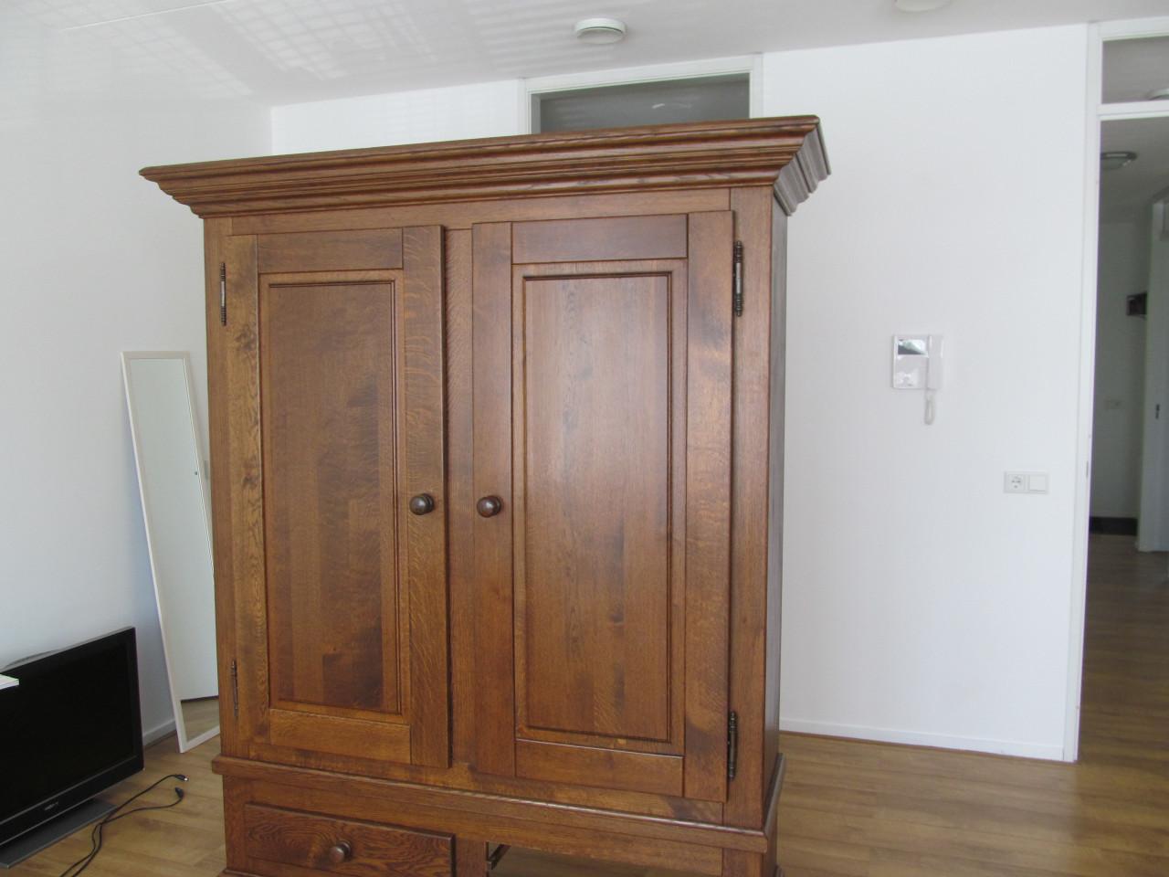 Eiken houten kast met 3 legplanken en 2 laden