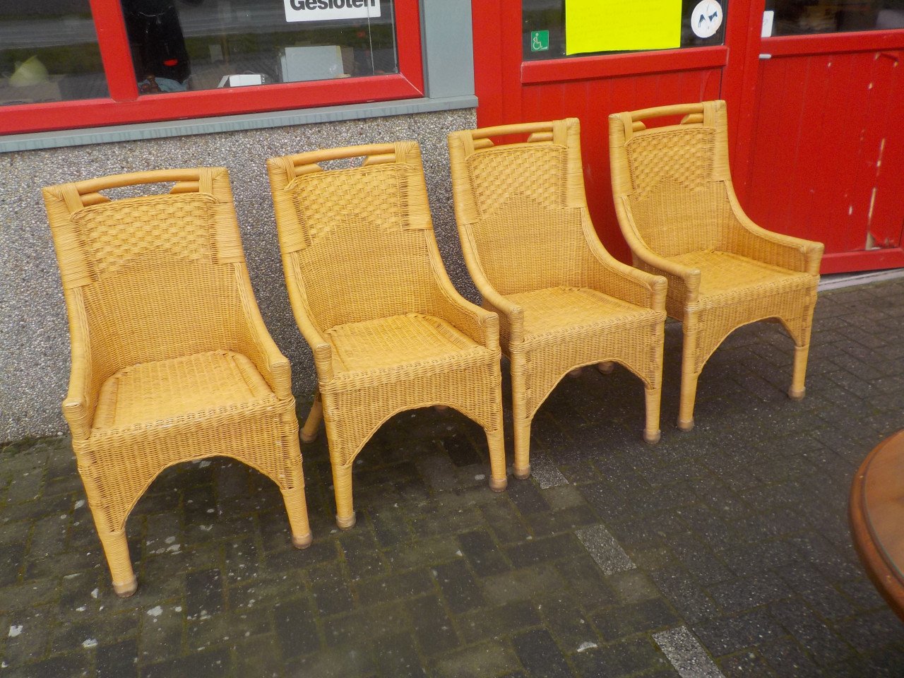 4 mooie kwaliteit rotan stoelen met zeer eenvoudige kussens in goede staat