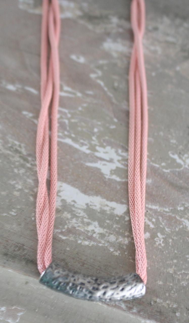 Roze  ketting met zilver kleurige hanger