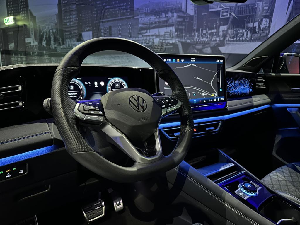 Volkswagen Tiguan 1.5 etsi r-line business *standkachel*pano*trekhaak*harma