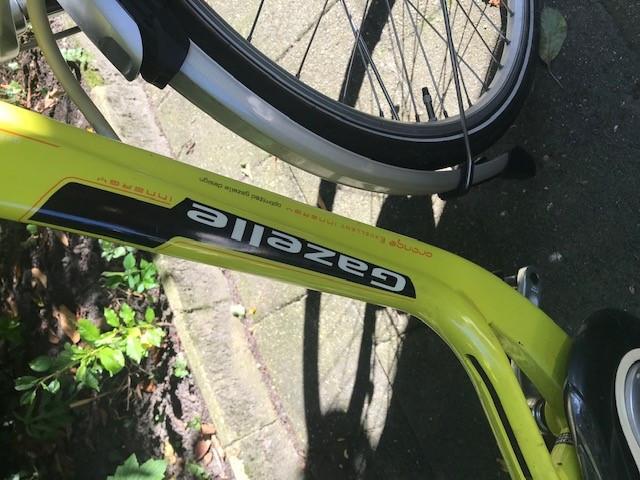 Elektrische Fiets groengelig met kapotte motor en nieuwe oplader