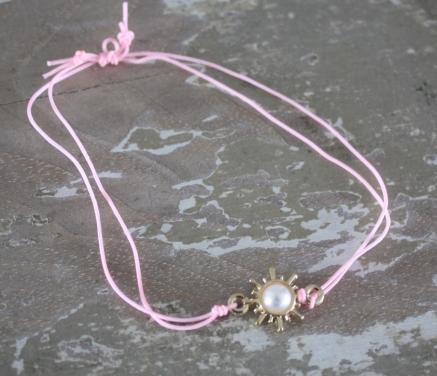 Armbandje roos touteje armband met goud zonnetje