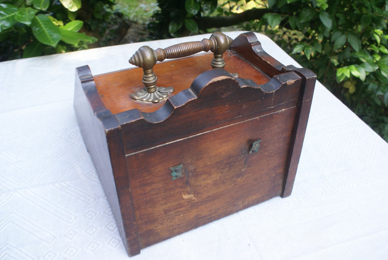 Houten kolenbak met schep