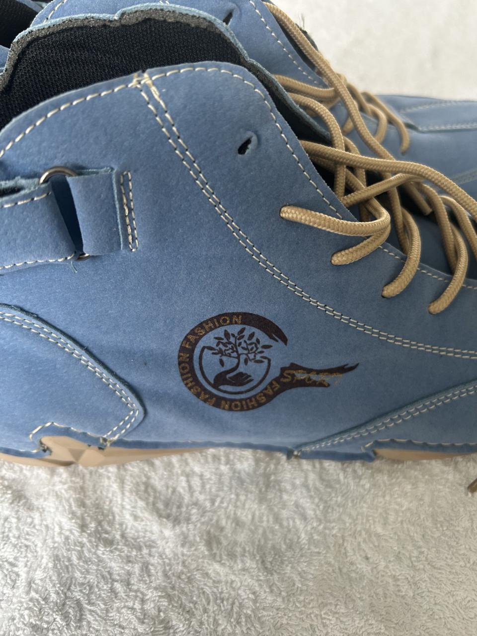 Paar echte sneakers en paar modieuze schoenen