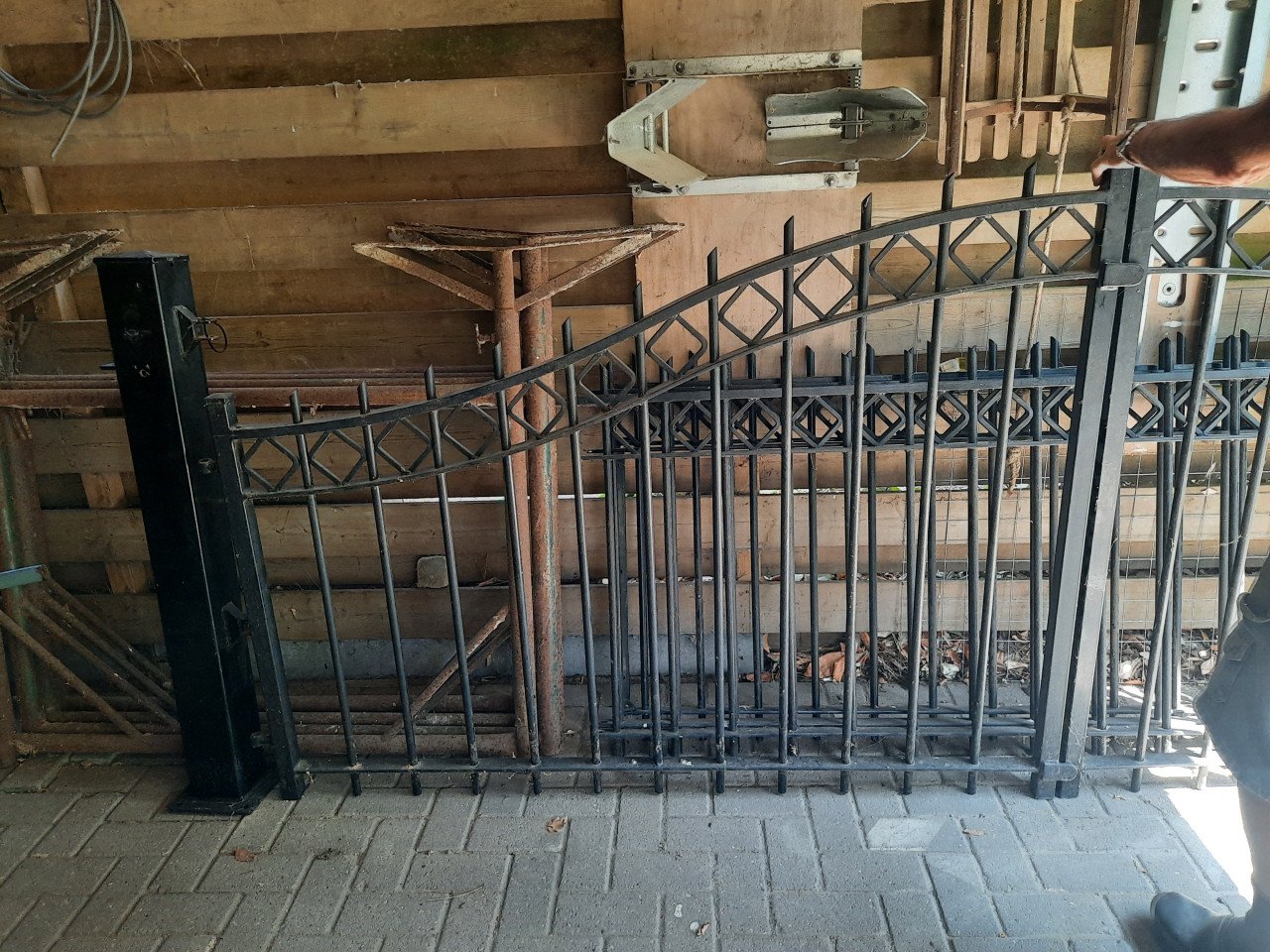 Prachtige draaipoort en sierhekwerk gegalvaniseerd en gepoedercoat zwart
