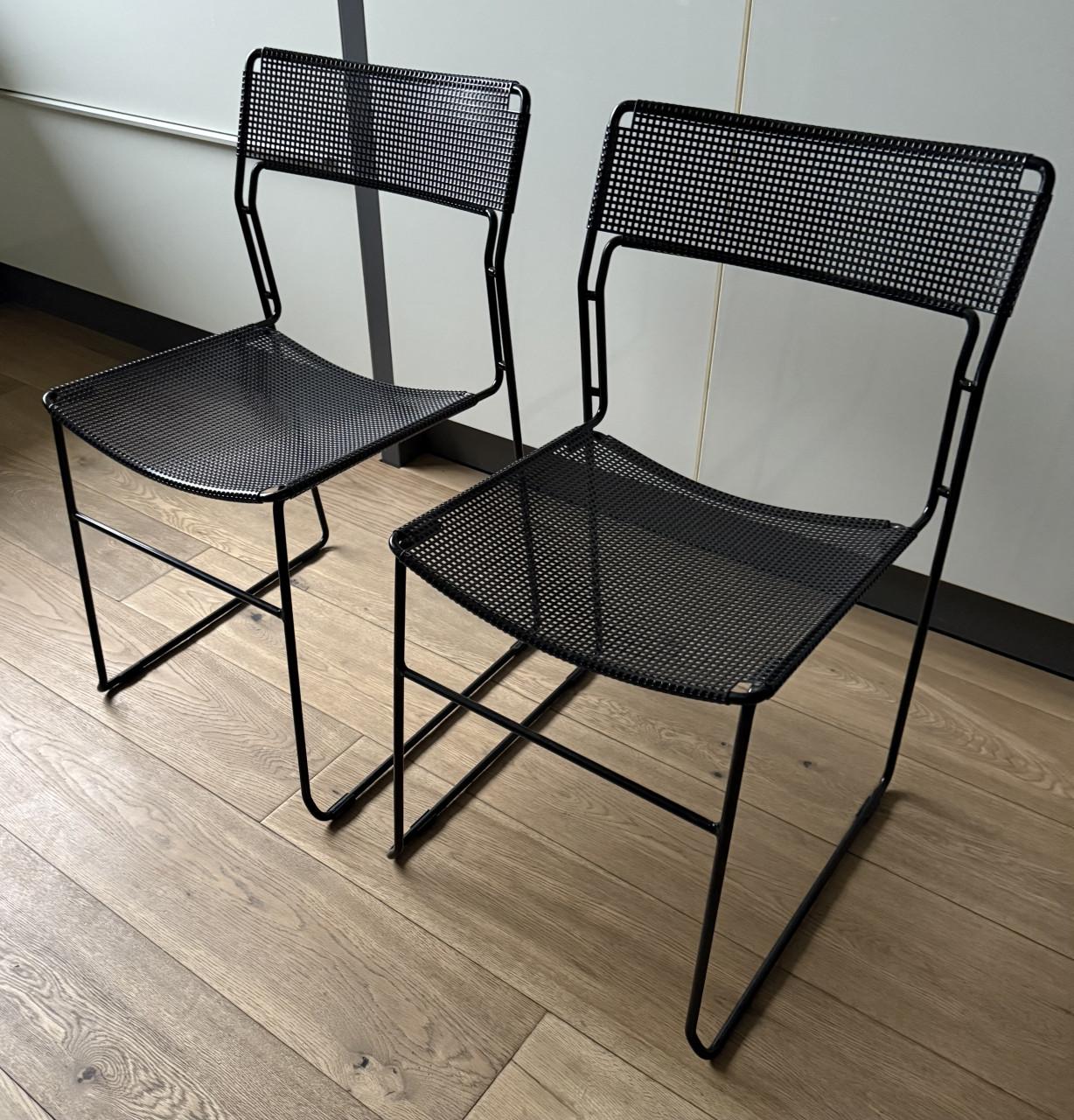 Twee metalen stapelbare design stoelen