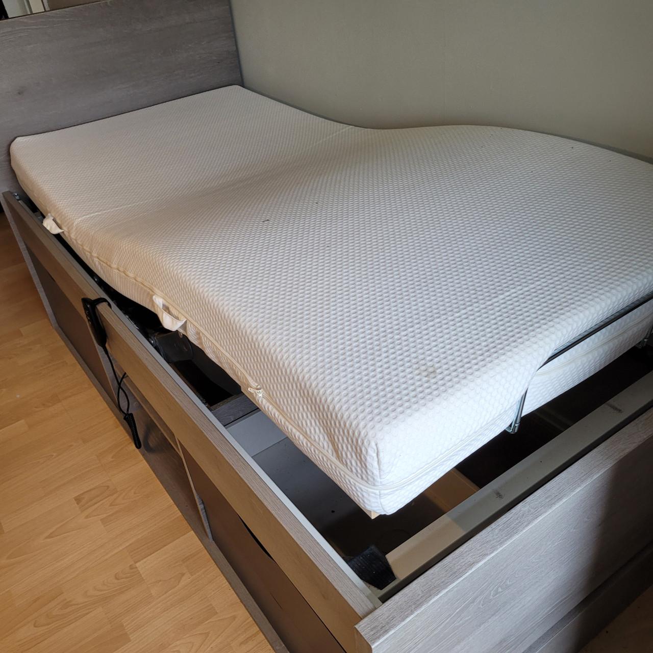 Elektrisch verstelbaar bed met opbergruimte