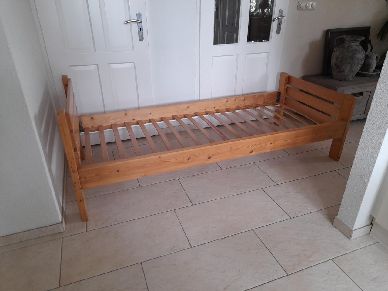 Massief houten bed 80 x 200 (in goede staat)