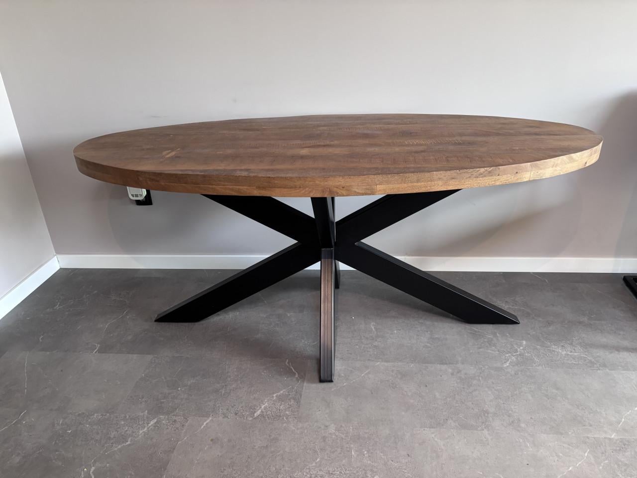 Ovale eettafel