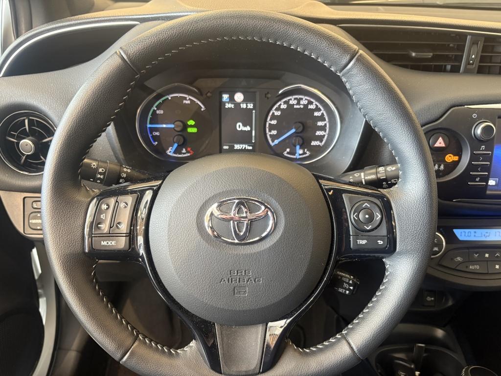 Toyota Yaris 1.5 hybrid bi-tone