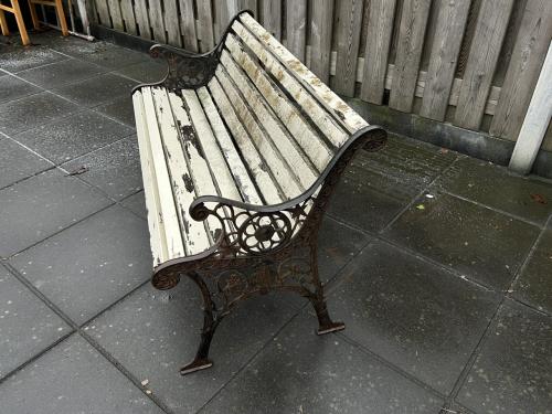 Antieke tuinbank met gietijzeren frame zonder schade 128 cm. Breed