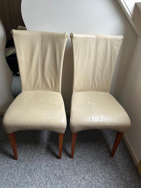 Te koop  4 st leren crèmekleurige stoelen voor eethoek