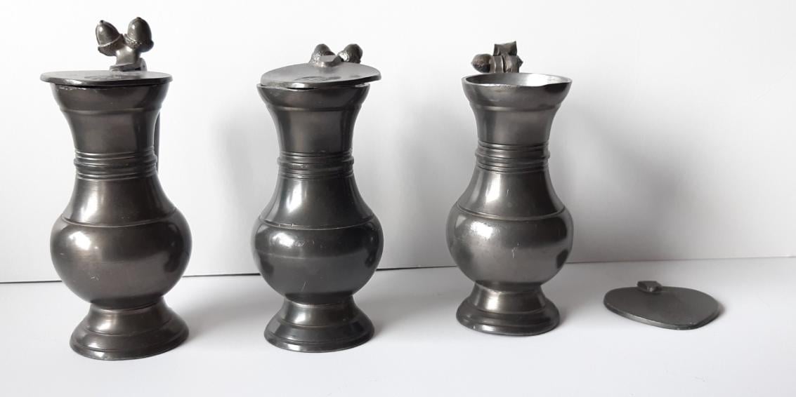 3 kleine tinnen eikel kannetjes, ↑ 11cm.