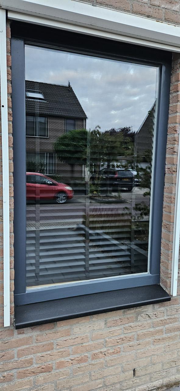 Zwarte houten jaloezieën 2x