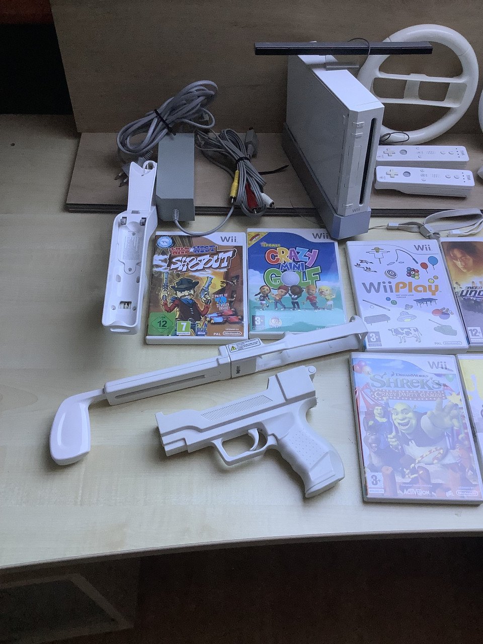 Nintendo Wii met 2 controllers, 2 stuurtjes en veel spellen.