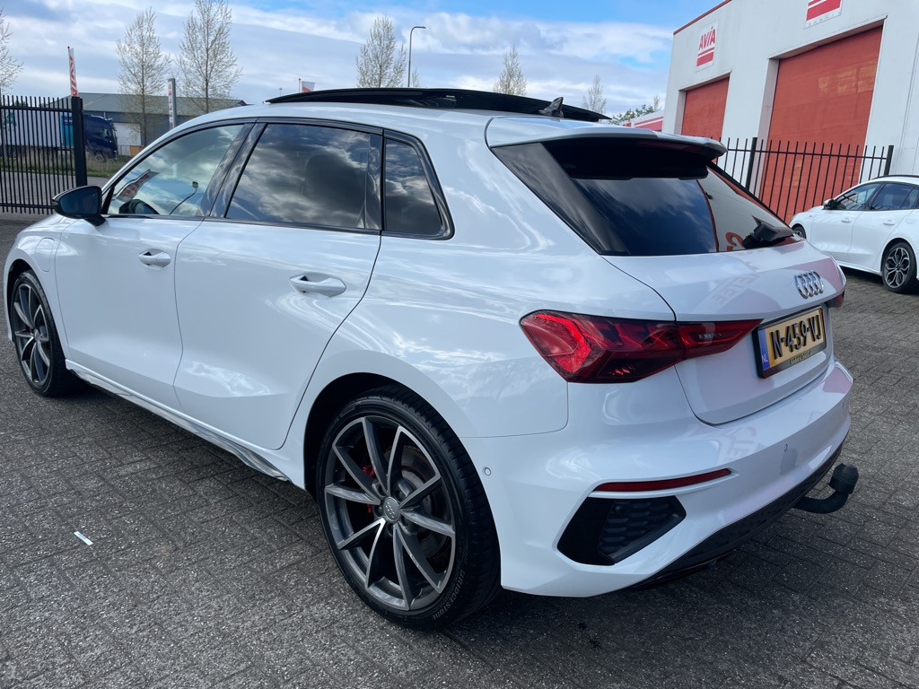 Audi A3 sportback 45 tfsi e s-line competition -full options-plug-in-hybrid