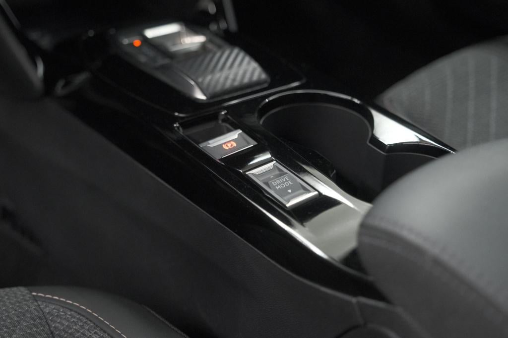 Peugeot E-2008 ev allure 54 kwh | soh 97,7% | 11 kw lader | apple carplay |