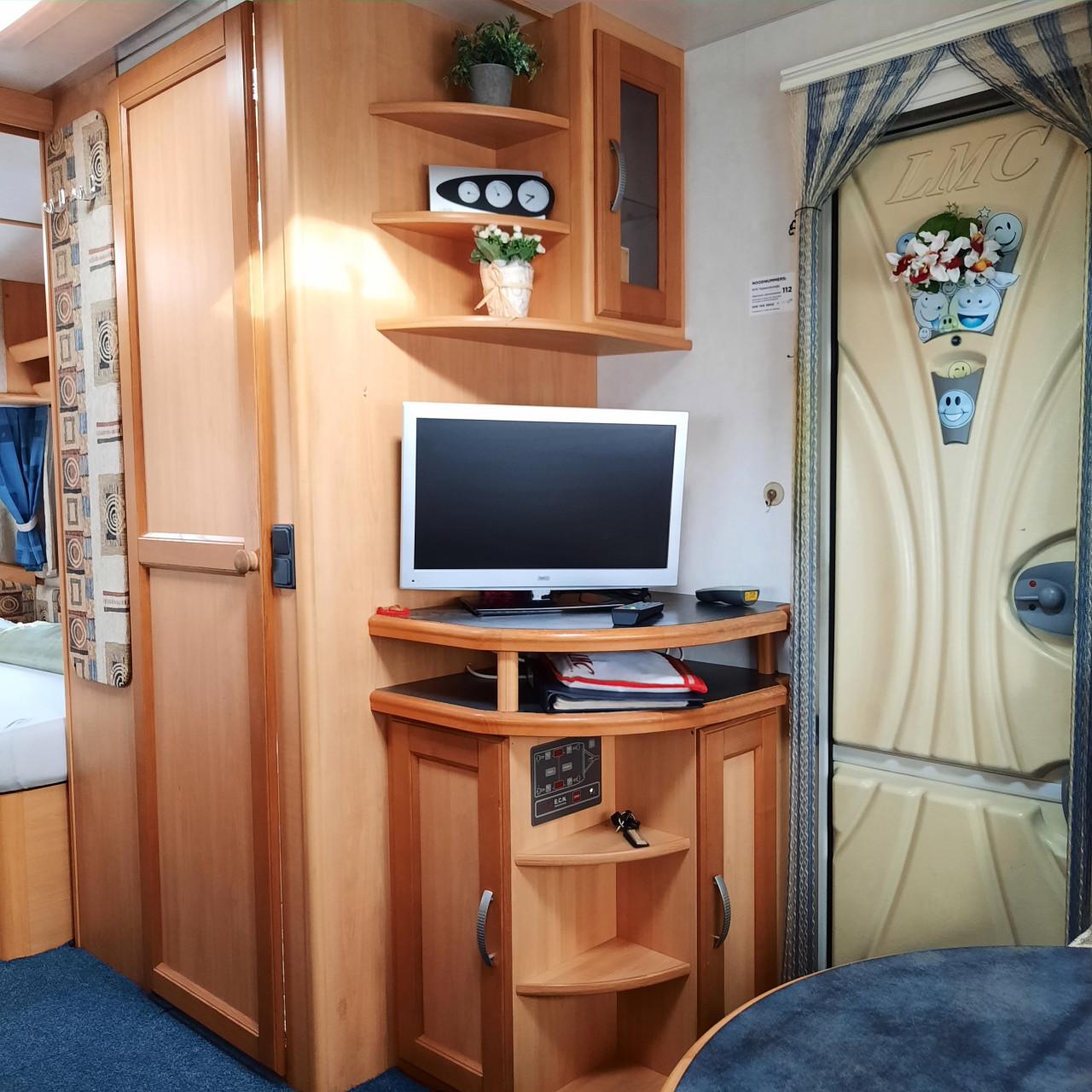 LMC 560 Dominant met voortent en mover (lengtebedden)