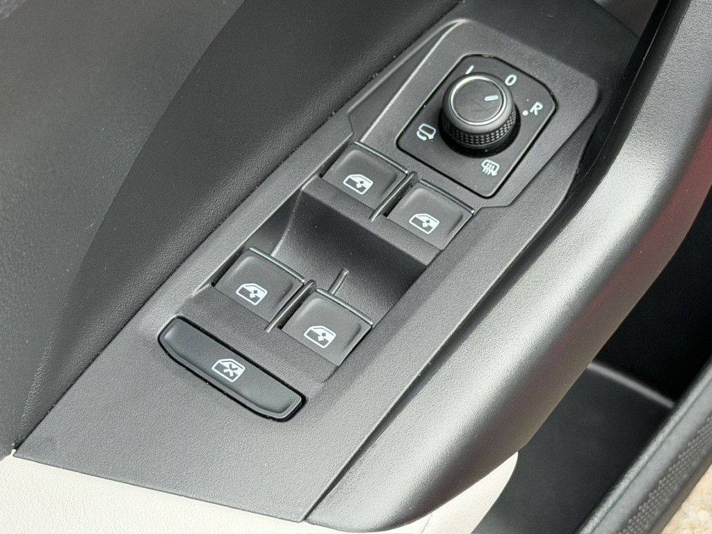 Volkswagen T-cross 1.0 tsi 116pk style | trekhaak | camera | navi | led gri