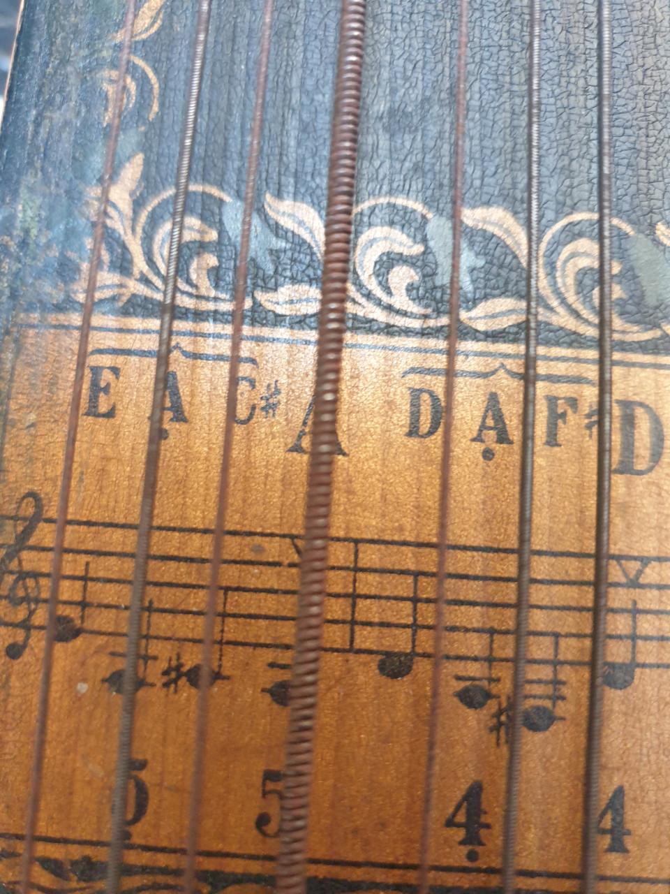 Antieke tafelgitaar.