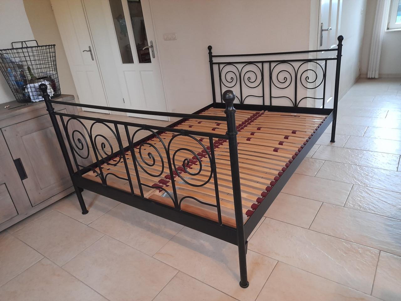 Zwart Metalen bed 140 x 200 (in goede nette staat )