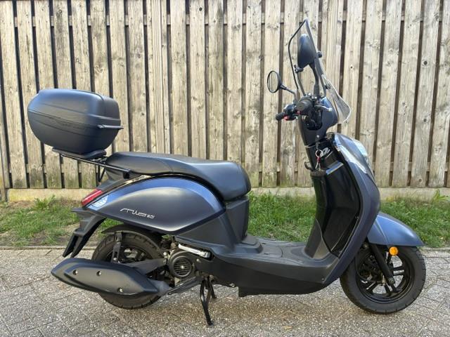 PRACHTIGE SYM MIO 50i EURO5 SNOR SCOOTER BOUWJAAR 2022 ALS NIEUW !