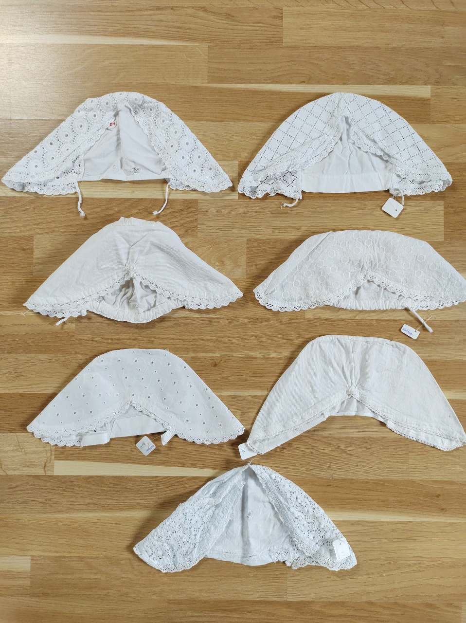 7 mooie Walcherse ondermutsen  Zeeuwse klederdracht.