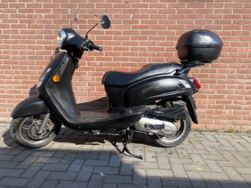 Zeer nette SYM fiddle2 black line 3900km met koffer  alles werkt perfect