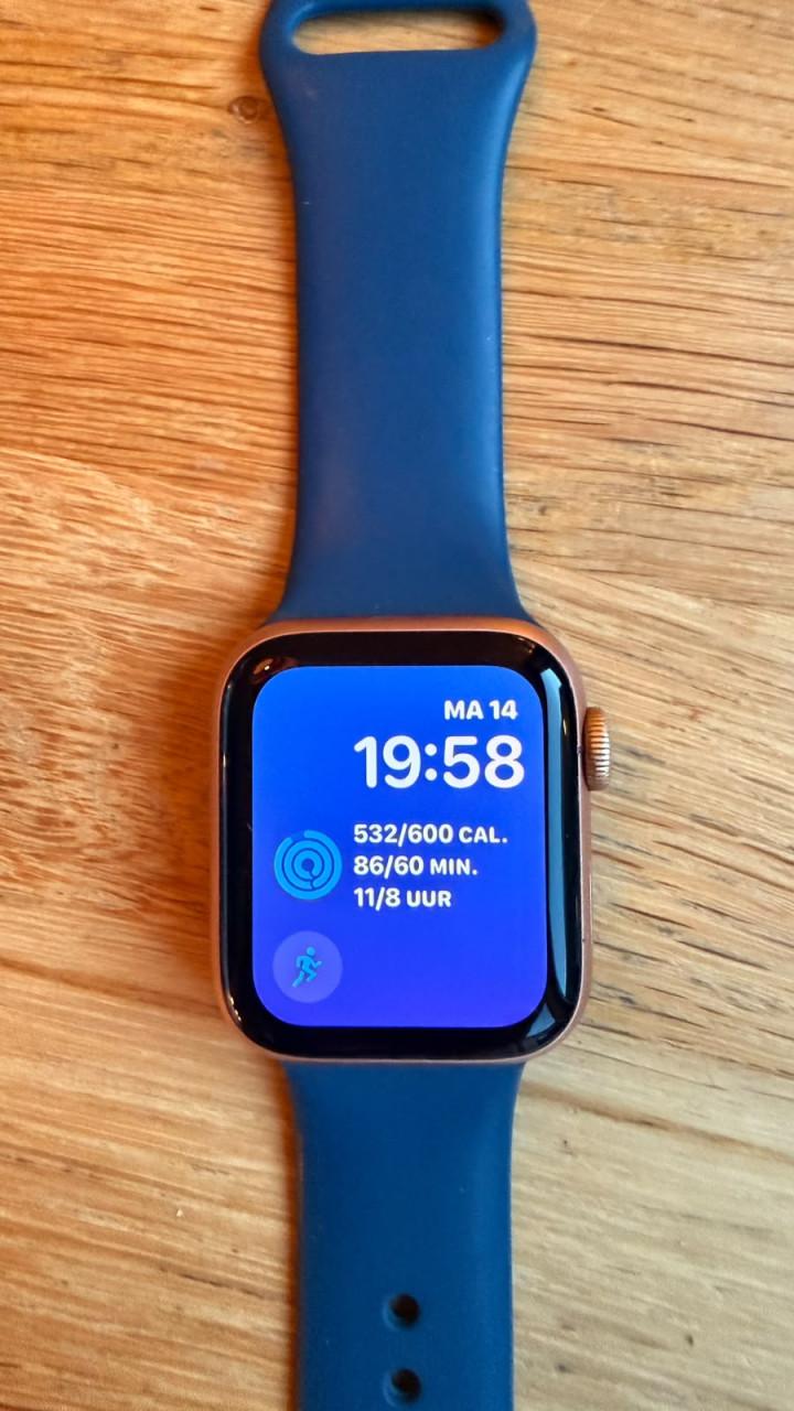 Apple Watch SE 2021 - 40mm - Roségoud - Als nieuw, altijd beschermd.