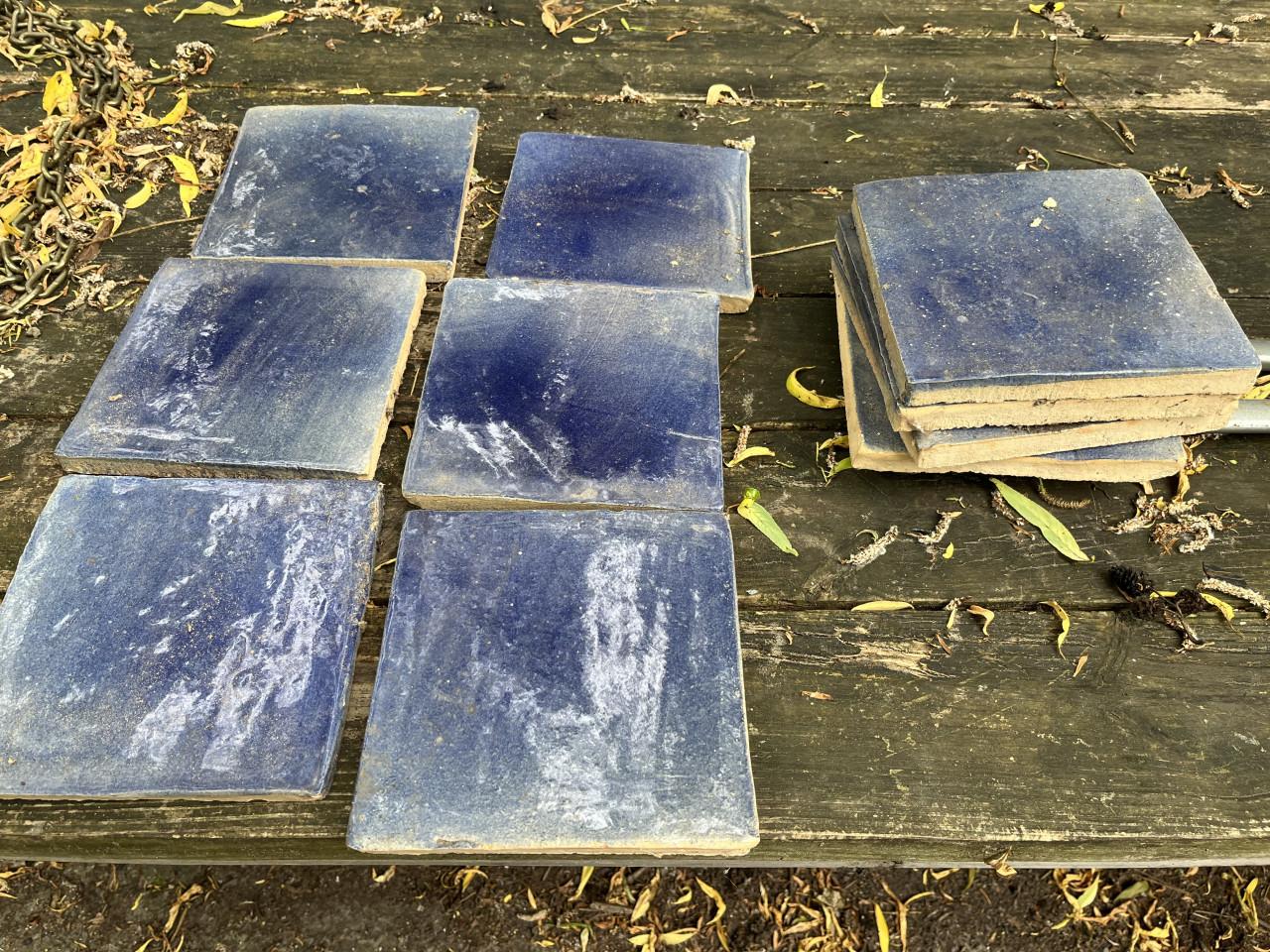 Blauwe geglazuurde tegels