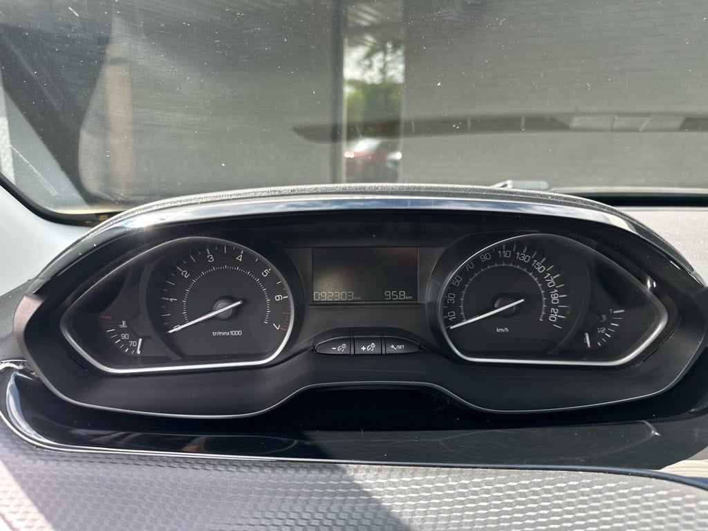 Peugeot 2008 1.2 t blue lion // panoramadak // apple carplay //