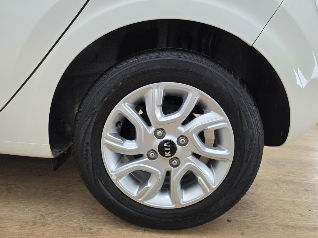 Kia Picanto occasion dealer auto met sportvelgen en bluetooth audio | tweed