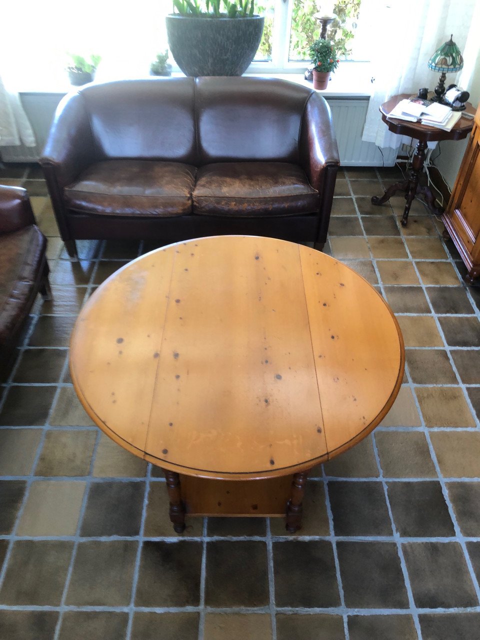 Ronde houten salontafel.